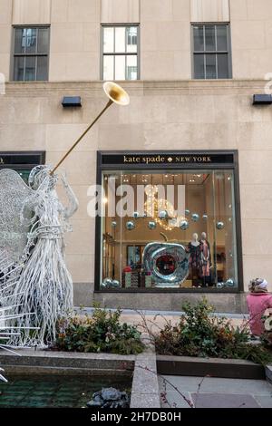 Kate Spade Store au Rockefeller Center pendant les vacances, 2021, New York, Etats-Unis Banque D'Images