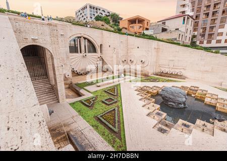 24 mai 2021, Erevan, Arménie: Sculpture d'un chef de visiteur qui espionne les touristes sous l'eau dans la fontaine du complexe de Cascade Banque D'Images