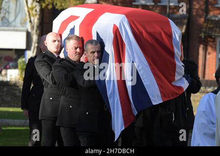 Southend on Sea Essex, Royaume-Uni.22 novembre 2021.Le funéraire du député assassiné Sir David Amess à l'église St Mary's Prittlewell à Southend, dans Sea Essex.Le service œcuménique était dirigé par le Rév. D Paul Mackay et le Rév Monseigneur Kevin William Hale.Le cercueil a ensuite été transporté dans un corbillard tiré par des chevaux autour de Southend où les membres du public ont payé leur respect au député qui a été poignardé à mort le 15 octobre 2021 à sa chirurgie de circonscription à la Belfoires Methodist Church Hall à Leigh on Sea.Crédit : MARTIN DALTON/Alay Live News Banque D'Images