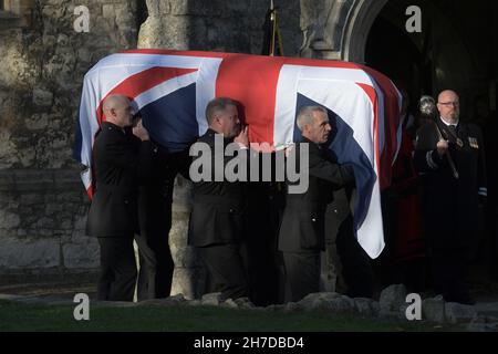 Southend on Sea Essex, Royaume-Uni.22 novembre 2021.Le funéraire du député assassiné Sir David Amess à l'église St Mary's Prittlewell à Southend, dans Sea Essex.Le service œcuménique était dirigé par le Rév. D Paul Mackay et le Rév Monseigneur Kevin William Hale.Le cercueil a ensuite été transporté dans un corbillard tiré par des chevaux autour de Southend où les membres du public ont payé leur respect au député qui a été poignardé à mort le 15 octobre 2021 à sa chirurgie de circonscription à la Belfoires Methodist Church Hall à Leigh on Sea.Crédit : MARTIN DALTON/Alay Live News Banque D'Images