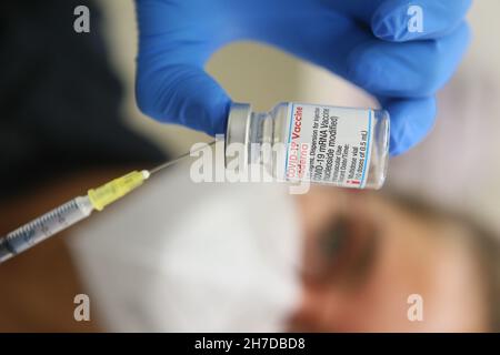 Quedlinburg, Allemagne.22 novembre 2021.Le vaccin Moderna est élevé dans le centre de vaccination du district de Harz.Après la fermeture officielle du centre de vaccination, il a été rouvert à la suite de la hausse du nombre de cas Corona.Le centre de vaccination offre à la fois la première, la deuxième et la vaccination de rappel, même sans enregistrement.Credit: Matthias Bein/dpa-Zentralbild/dpa/Alay Live News Banque D'Images