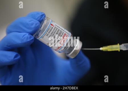 Quedlinburg, Allemagne.22 novembre 2021.Le vaccin Moderna est élevé dans le centre de vaccination du district de Harz.Après la fermeture officielle du centre de vaccination, il a été rouvert à la suite de la hausse du nombre de cas Corona.Le centre de vaccination offre à la fois la première, la deuxième et la vaccination de rappel, même sans enregistrement.Credit: Matthias Bein/dpa-Zentralbild/dpa/Alay Live News Banque D'Images