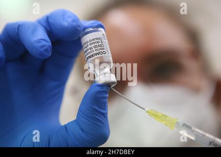 Quedlinburg, Allemagne.22 novembre 2021.Le vaccin de Biontech est élevé dans le centre de vaccination du district de Harz.Après la fermeture officielle du centre de vaccination, il a été rouvert à la suite de la hausse du nombre de cas Corona.Le centre de vaccination offre à la fois la première, la deuxième et la vaccination de rappel, même sans enregistrement.Credit: Matthias Bein/dpa-Zentralbild/dpa/Alay Live News Banque D'Images