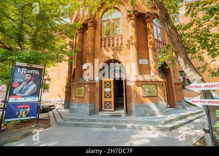 25 mai 2021, Erevan, Arménie : entrée au bâtiment de l'Union des écrivains d'Arménie Banque D'Images