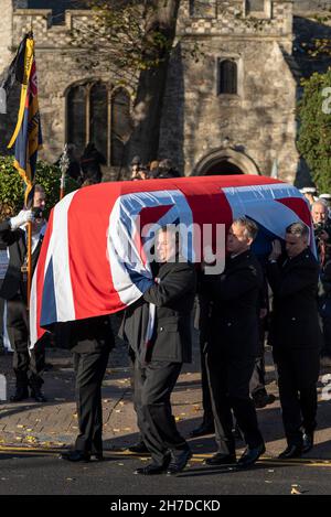 Southend on Sea, Essex, Royaume-Uni.22 novembre 2021.La famille du député de Southend West, Sir David Amess, et des invités ont assisté à un service funéraire privé à l’église St. Mary’s à Prittlewell, dans le sud du pays.Le cercueil a ensuite été transporté dans un corbillard tiré par des chevaux à travers la ville pour que les gens paient leurs respects avant de se rendre à la chapelle du repos avant un service à la cathédrale de Westminster le lendemain Banque D'Images