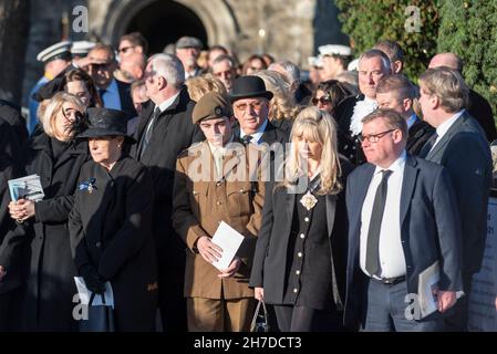 Southend on Sea, Essex, Royaume-Uni.22 novembre 2021.La famille du député de Southend West, Sir David Amess, et des invités ont assisté à un service funéraire privé à l’église St. Mary’s à Prittlewell, dans le sud du pays.Le cercueil a ensuite été transporté dans un corbillard tiré par des chevaux à travers la ville pour que les gens paient leurs respects avant de se rendre à la chapelle du repos avant un service à la cathédrale de Westminster le lendemain.Parmi les amateurs, on comptait le député Mark Francois et le conseiller municipal du maire de Brentwood, Olivia Sanders.François est député conservateur de Rayleigh et de Wickford Banque D'Images