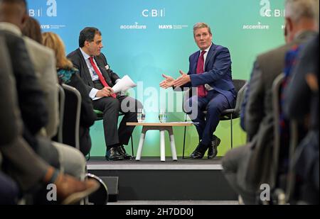 Sir Keir Starmer (à droite), leader syndical, participe à une séance de questions-réponses avec le président du CBI Lord Karan Bilimoria à la boîte aux lettres de Birmingham après son discours à la conférence annuelle du CBI.Date de la photo: Lundi 22 novembre 2021. Banque D'Images