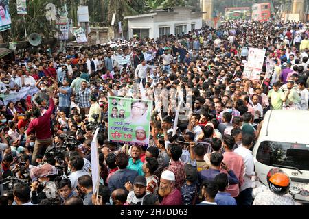 NOVEMBER22,2021,DHAKA,BANGLADESH- les dirigeants et les militants du Parti nationaliste du Bangladesh (BNP) ont organisé une manifestation devant le National Banque D'Images