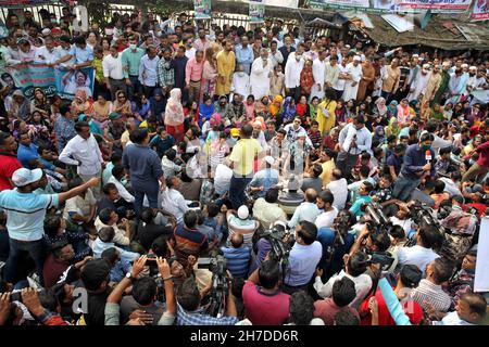 NOVEMBER22,2021,DHAKA,BANGLADESH- les dirigeants et les militants du Parti nationaliste du Bangladesh (BNP) ont organisé une manifestation devant le National Banque D'Images