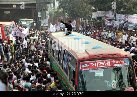 NOVEMBER22,2021,DHAKA,BANGLADESH- les dirigeants et les militants du Parti nationaliste du Bangladesh (BNP) ont organisé une manifestation devant le National Banque D'Images