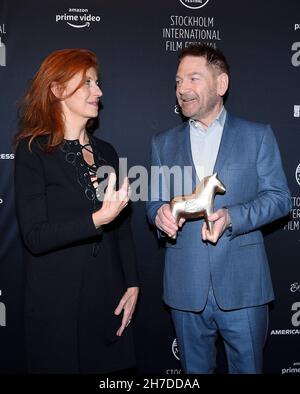 STOCKHOLM 20211120Le réalisateur du Festival Git Scheynius et l'acteur et réalisateur britannique Kenneth Branagh qui a reçu le prix honorifique de la réalisation de Stockholm au Festival du film de Stockholm qui s'est terminé samedi avec une projection du film de Branagh 'Belfast' ..Photo: Karin Törnblom / TT / code 2377 *** PHOTO DE PAIEMENT *** Banque D'Images