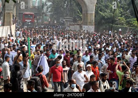 NOVEMBER22,2021,DHAKA,BANGLADESH- les dirigeants et les militants du Parti nationaliste du Bangladesh (BNP) ont organisé une manifestation devant le National Banque D'Images