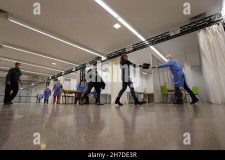 Quedlinburg, Allemagne.22 novembre 2021.Vue sur les cabines de vaccination du centre de vaccination du district de Harz.Après la fermeture officielle du centre de vaccination, il a été rouvert suite à l'augmentation du nombre de cas Corona.Le centre de vaccination offre la première, la deuxième et la vaccination de rappel même sans enregistrement.Credit: Matthias Bein/dpa-Zentralbild/dpa/Alay Live News Banque D'Images