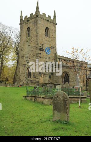 Église paroissiale du Saint-Laurent sur Church Lane, Eyam (connue sous le nom de village de peste), Hope Valley, Peak District, Derbyshire, Angleterre,Royaume-Uni Banque D'Images