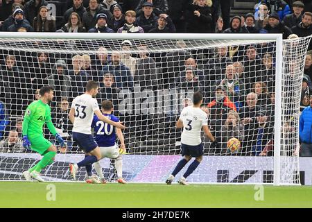 Londres, Royaume-Uni.21 novembre 2021.Daniel James, de Leeds United (20), marque le 1er but de ses équipes.Match Premier League, Tottenham Hotspur v Leeds Utd au stade Tottenham Hotspur de Londres, le dimanche 21 novembre 2021. Cette image ne peut être utilisée qu'à des fins éditoriales.Utilisation éditoriale uniquement, licence requise pour une utilisation commerciale.Aucune utilisation dans les Paris, les jeux ou les publications d'un seul club/ligue/joueur. photo par Steffan Bowen/Andrew Orchard sports photographie/Alay Live news crédit: Andrew Orchard sports photographie/Alay Live News Banque D'Images