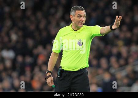 Londres, Royaume-Uni.21 novembre 2021.L'arbitre André Marriner regarde.Match Premier League, Tottenham Hotspur v Leeds Utd au stade Tottenham Hotspur de Londres, le dimanche 21 novembre 2021. Cette image ne peut être utilisée qu'à des fins éditoriales.Utilisation éditoriale uniquement, licence requise pour une utilisation commerciale.Aucune utilisation dans les Paris, les jeux ou les publications d'un seul club/ligue/joueur. photo par Steffan Bowen/Andrew Orchard sports photographie/Alay Live news crédit: Andrew Orchard sports photographie/Alay Live News Banque D'Images