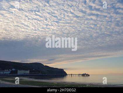 Une vue sur le quai de Llandudno et le grand orme, sous un ciel très nuageux Banque D'Images