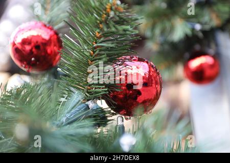 Quedlinburg, Allemagne.22 novembre 2021.Les décorations de Noël sont accrochées à un arbre sur la place du marché de Noël.Mercredi prochain, l'ouverture du marché de Noël dans le centre-ville est prévue dans la ville de l'Avent.Credit: Matthias Bein/dpa-Zentralbild/dpa/Alay Live News Banque D'Images