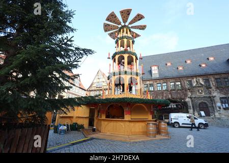 Quedlinburg, Allemagne.22 novembre 2021.Une pyramide se trouve à la place du marché de Noël.Mercredi prochain, le marché de Noël dans le centre-ville sera ouvert dans la ville de l'Avent.Credit: Matthias Bein/dpa-Zentralbild/dpa/Alay Live News Banque D'Images