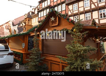 Quedlinburg, Allemagne.22 novembre 2021.Des huttes et des étals se trouvent sur la place du marché de Noël.Mercredi prochain, le marché de Noël dans le centre-ville sera ouvert dans la ville de l'Avent.Credit: Matthias Bein/dpa-Zentralbild/dpa/Alay Live News Banque D'Images