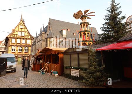 Quedlinburg, Allemagne.22 novembre 2021.Des huttes et des étals se trouvent sur la place du marché de Noël.Mercredi prochain, le marché de Noël dans le centre-ville sera ouvert dans la ville de l'Avent.Credit: Matthias Bein/dpa-Zentralbild/dpa/Alay Live News Banque D'Images