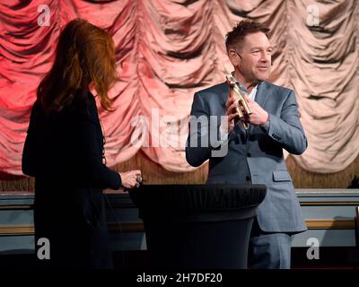 STOCKHOLM 20211120Le réalisateur du Festival Git Scheynius et l'acteur et réalisateur britannique Kenneth Branagh qui a reçu le prix honorifique de la réalisation de Stockholm au Festival du film de Stockholm qui s'est terminé samedi avec une projection du film de Branagh 'Belfast' ..Photo: Karin Törnblom / TT / code 2377 *** PHOTO DE PAIEMENT *** Banque D'Images