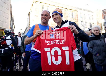 Kevin Sinfield pose pour des photos avec des supporters à la septième étape de St Peters Square dans le centre-ville de Nottingham pendant le défi Extra Mile du stade Mattioli Woods Welford Road à Leicester au stade Emerald Headingley à Leeds.Date de la photo: Lundi 22 novembre 2021. Banque D'Images