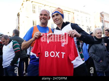 Kevin Sinfield pose pour des photos avec des supporters à la septième étape de St Peters Square dans le centre-ville de Nottingham pendant le défi Extra Mile du stade Mattioli Woods Welford Road à Leicester au stade Emerald Headingley à Leeds.Date de la photo: Lundi 22 novembre 2021. Banque D'Images