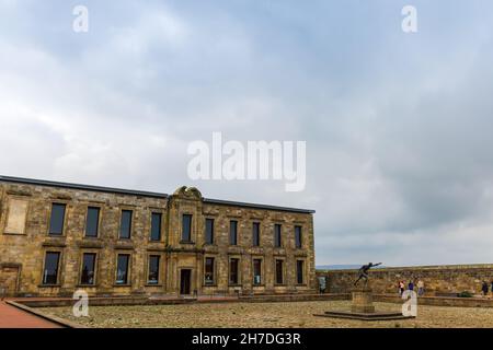 Cholmley House ou Whitby Hall a été construit au XVIIIe siècle comme une maison de banquet à côté des ruines de l'abbaye de Whitby dans le nord du Yorkshire, au Royaume-Uni. Banque D'Images