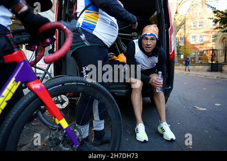 Kevin Sinfield fait une pause au septième arrêt de St Peters Square dans le centre-ville de Nottingham pendant le Extra Mile Challenge, du stade Mattioli Woods Welford Road de Leicester au stade Emerald Headingley de Leeds.Date de la photo: Lundi 22 novembre 2021. Banque D'Images