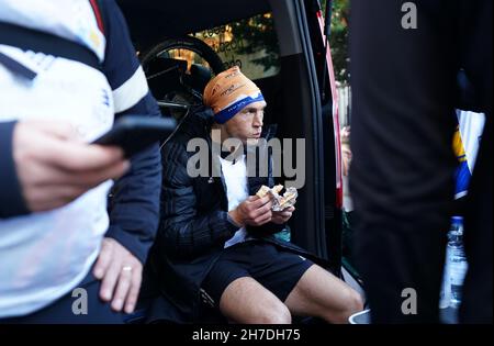 Kevin Sinfield fait une pause au septième arrêt de St Peters Square dans le centre-ville de Nottingham pendant le Extra Mile Challenge, du stade Mattioli Woods Welford Road de Leicester au stade Emerald Headingley de Leeds.Date de la photo: Lundi 22 novembre 2021. Banque D'Images