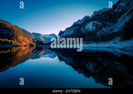 Vue spectaculaire sur la chaîne de montagnes 'Gosaukamm' et le glacier de Dachstein qui se reflète sur le lac Gosausee, Gosau, Salzkammergut, OÖ, Autriche Banque D'Images