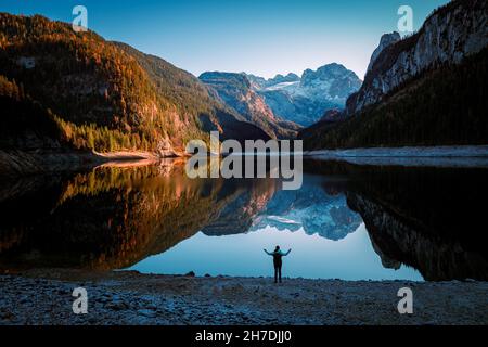 Vue à couper le souffle sur la chaîne de montagnes de Gosaukamm et le glacier de Dachstein qui se reflète sur le lac de Gosausee, Gosau, Salzkammergut, OÖ, Autriche Banque D'Images