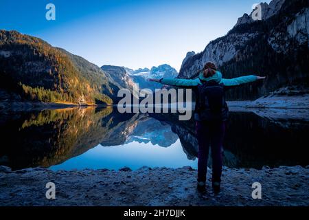 Vue spectaculaire sur la chaîne de montagnes 'Gosaukamm' et le glacier de Dachstein qui se reflète sur le lac Gosausee, Gosau, Salzkammergut, OÖ, Autriche Banque D'Images