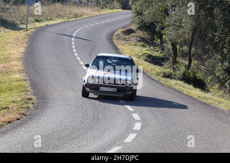 VW Golf 1800 GTI participe à la partie chronométrée du Rallye Costa Brava 2021 à Gérone, Espagne Banque D'Images