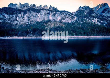 Vue spectaculaire sur la chaîne de montagnes 'Gosaukamm' ou 'Gosau-Kamm', au-dessus du lac alpin de la montagne Gosausee, Gosau, Salzkammergut, OÖ, Autriche Banque D'Images