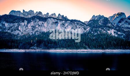 Vue spectaculaire sur la chaîne de montagnes 'Gosaukamm' ou 'Gosau-Kamm', au-dessus du lac alpin de la montagne Gosausee, Gosau, Salzkammergut, OÖ, Autriche Banque D'Images