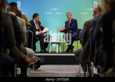 Sir Keir Starmer (à droite), leader syndical, participe à une séance de questions-réponses avec le président du CBI Lord Karan Bilimoria à la boîte aux lettres de Birmingham après son discours à la conférence annuelle du CBI.Date de la photo: Lundi 22 novembre 2021. Banque D'Images