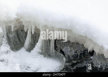 Glaces sur une crique gelée Banque D'Images