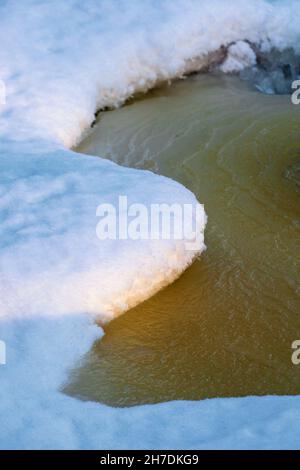 Glace et neige dans le cours d'eau Banque D'Images