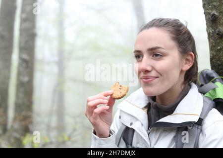 Bonne randonnée pédestre manger des biscuits dans une forêt Banque D'Images