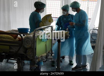 Leipzig, Allemagne.08 novembre 2021.Dans la salle Covid, une zone de l'unité de soins intensifs opératifs de l'hôpital universitaire de Leipzig, les médecins, les infirmières et les soignants s'occupent des patients.Dans l'unité de soins intensifs, le nombre de patients corona ayant des cours sévères augmente depuis des jours, y compris de plus en plus de patients plus jeunes entre 30 et 60 ans.Credit: Waltraud Grubitzsch/dpa-Zentralbild/dpa/Alay Live News Banque D'Images