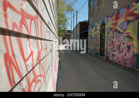 Toronto (Ontario), Canada - 05/09/2011: Tableaux abstraits colorés sur des murs en béton.Art de rue, arrière-plan, texture. Banque D'Images