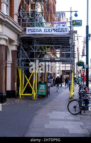 Victoria Westminster London England UK, novembre 7 2021, Pizza Express à Victoria Street Central London en cours de rénovation de bâtiment externe Banque D'Images