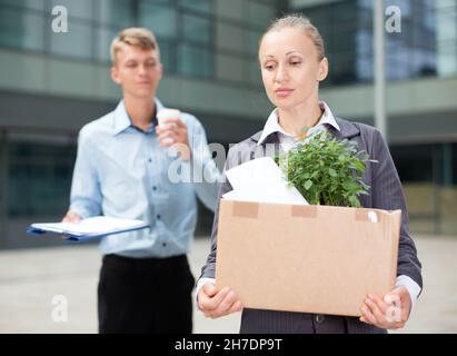La directrice en costume est contrariée près du bureau Banque D'Images