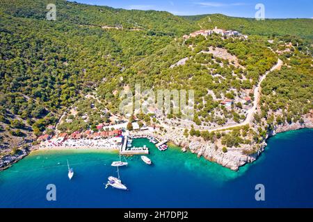 Plage idyllique et village de Beli sur l'île de Cres vue aérienne, paysage de la région de Kvarner en Croatie Banque D'Images