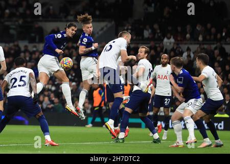 Londres, Royaume-Uni.21 novembre 2021.Pascal Struijk de Leeds Utd (2e à gauche) et Kalvin Phillips de Leeds Utd (c) sautent pour un entête.Match Premier League, Tottenham Hotspur v Leeds Utd au stade Tottenham Hotspur de Londres, le dimanche 21 novembre 2021. Cette image ne peut être utilisée qu'à des fins éditoriales.Utilisation éditoriale uniquement, licence requise pour une utilisation commerciale.Aucune utilisation dans les Paris, les jeux ou les publications d'un seul club/ligue/joueur. photo par Steffan Bowen/Andrew Orchard sports photographie/Alay Live news crédit: Andrew Orchard sports photographie/Alay Live News Banque D'Images