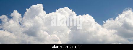 Nuages blancs dans bleu profond ciel d'été vue panoramique Banque D'Images