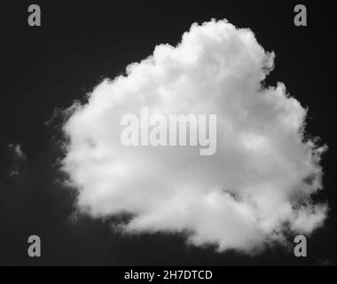 Nuage blanc moelleux isolé sur fond noir, photo haute résolution Banque D'Images