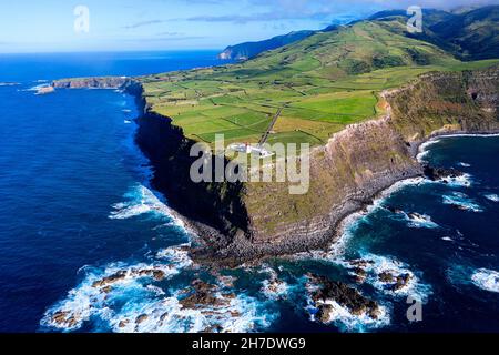 Vue aérienne des falaises au phare de Ponta do Albarnaz, près de Ponta Delgada sur l'île de Flores, Portugal, Açores Banque D'Images